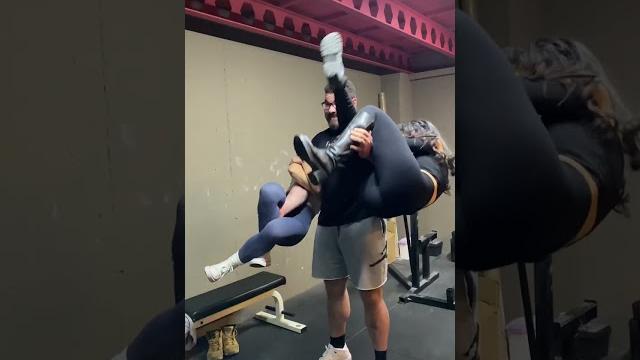 Biceps curling 2 girls Biceps curling 2 girls