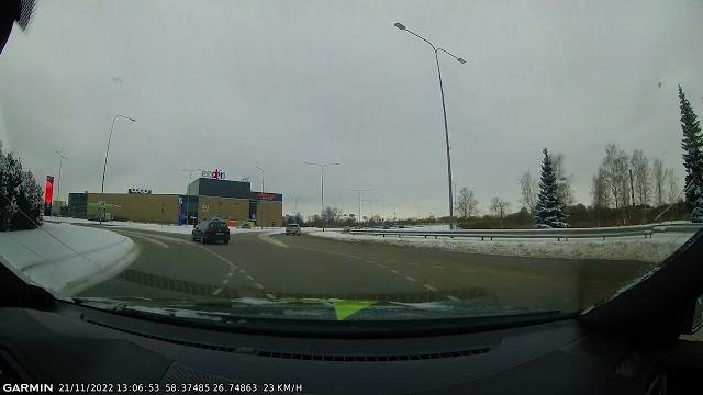 Ringil liikuv auto eksib Ringil liikuv auto eksib