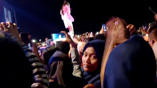 Rara lida - abg tua off air baturaja oku expo Rara lida - abg tua off air baturaja oku expo