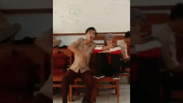 Simulasi anak sekolah melahirkan #shorts #sekolah #smk #lucu Simulasi anak sekolah melahirkan #shorts #sekolah #smk #lucu