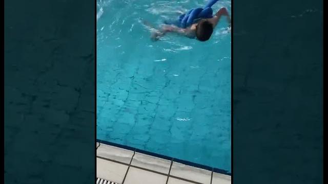 Ярослав один в бассейне Ярослав один в бассейне
