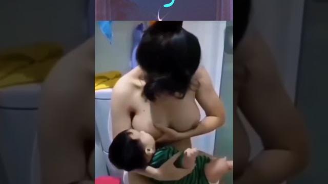Mama muda menyusui bayinya sambil remas-remas | cara menyusui bayi dengan baik dan benar Mama muda menyusui bayinya sambil remas-remas | cara menyusui bayi dengan baik dan benar