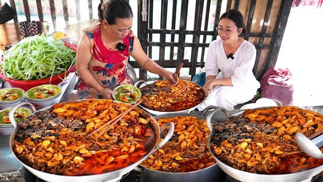 Ngon rẻ bánh canh cá lòng cháy xắt tay kỳ công um rim hơn 4 tiếng, khách đông kín sân ngồi ăn Ngon rẻ bánh canh cá lòng cháy xắt tay kỳ công um rim hơn 4 tiếng, khách đông kín sân ngồi ăn