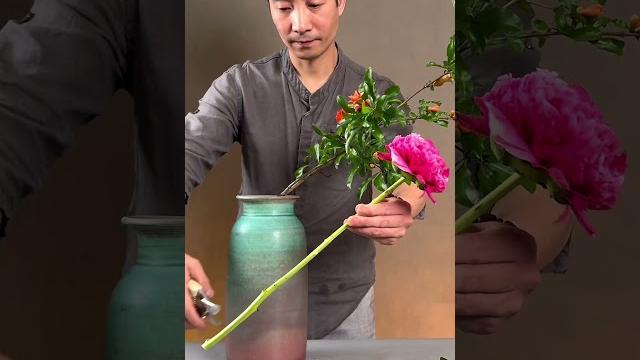 石榴花开红日映,喜雀枝上叫争宣。 石榴花开红日映,喜雀枝上叫争宣。