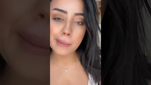 Canlı yayında göğüsünü açtı Canlı yayında göğüsünü açtı