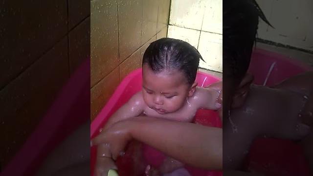 Ngintip yang mandi Ngintip yang mandi