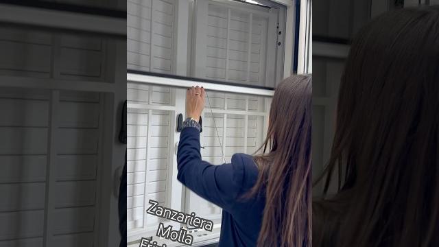 Zanzariera a molla frizionata - installazione in cantiere nei commenti #home #soluzioni #window Zanzariera a molla frizionata - installazione in cantiere nei commenti #home #soluzioni #window