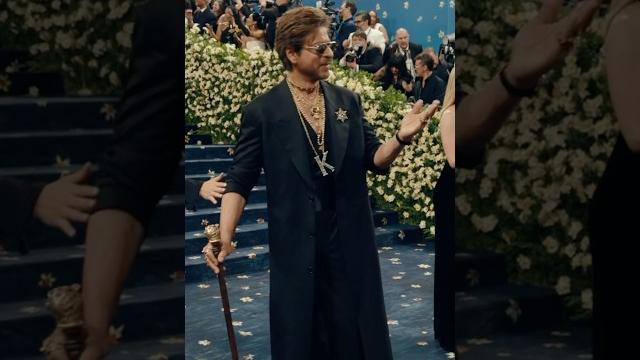 Srk makes a grand entrance at the #metgala | vogue india Srk makes a grand entrance at the #metgala | vogue india