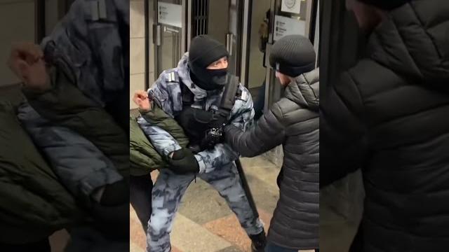 Жесткое задержание мигранта омоном в москве Жесткое задержание мигранта омоном в москве