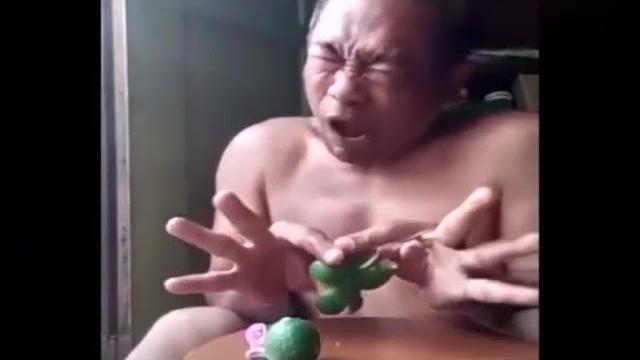 幽默视频:橘子没熟真的不能吃,看大爷这表情就知道了 幽默视频:橘子没熟真的不能吃,看大爷这表情就知道了