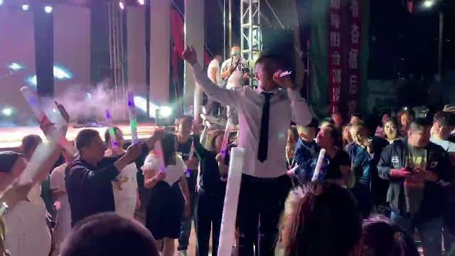 农村歌舞团演唱,演员下台跟观众互动,氛围很强烈,就连大娘都跟着摇起来了 农村歌舞团演唱,演员下台跟观众互动,氛围很强烈,就连大娘都跟着摇起来了