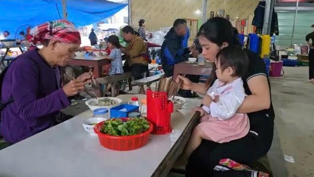 A single mother takes the kind elderly lady to the market – a touching journey of gratitude A single mother takes the kind elderly lady to the market – a touching journey of gratitude
