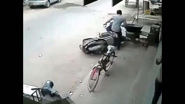 Viral nih anak kecil jatuh dari motor Viral nih anak kecil jatuh dari motor
