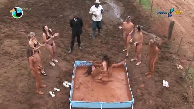 Nicole bals na prova da banheira com lama Nicole bals na prova da banheira com lama