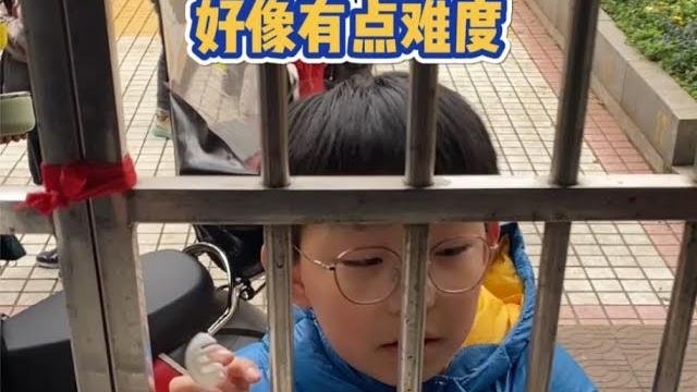 今天,这个聪明的小男孩貌似有点抠门呀 今天,这个聪明的小男孩貌似有点抠门呀