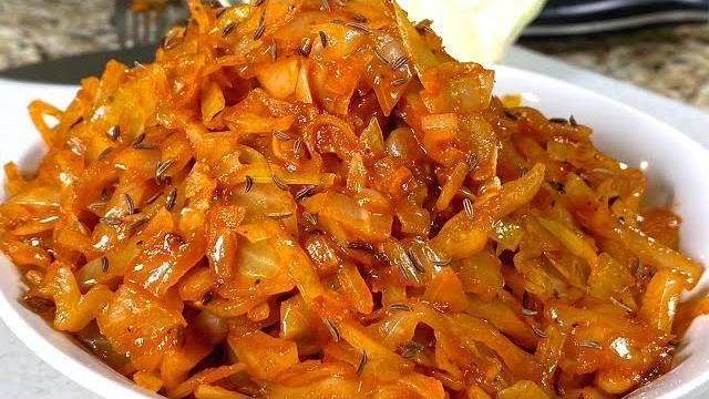 Вкусная тушеная капуста на сковороде. рецепты из капусты на ужин. тушеная капуста на каждый день! Вкусная тушеная капуста на сковороде. рецепты из капусты на ужин. тушеная капуста на каждый день!