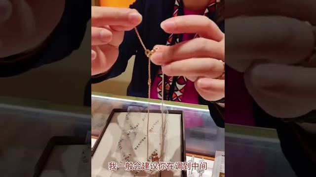 宝格丽柜姐教你们佩戴弹簧项链 宝格丽柜姐教你们佩戴弹簧项链