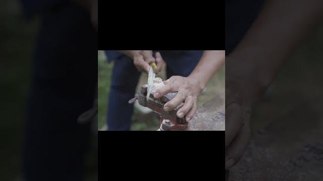 深山挖竹根,大刀砍出一个小茶壶#shorts 深山挖竹根,大刀砍出一个小茶壶#shorts