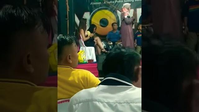 Nyawang biduan sek lurrr... Nyawang biduan sek lurrr...