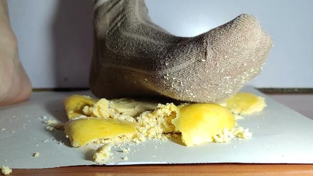Chinese foot crush-踩食物 Chinese foot crush-踩食物