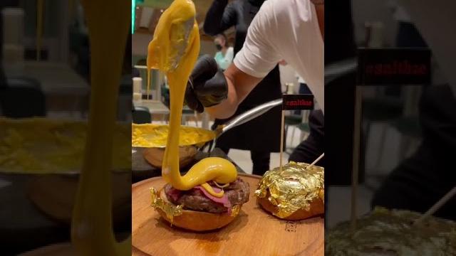 Nusret gökçe, türk kasap, şef ve restoran işletmeci. et pişirme ve tuzlama şekli nedeniyle salt bae Nusret gökçe, türk kasap, şef ve restoran işletmeci. et pişirme ve tuzlama şekli nedeniyle salt bae