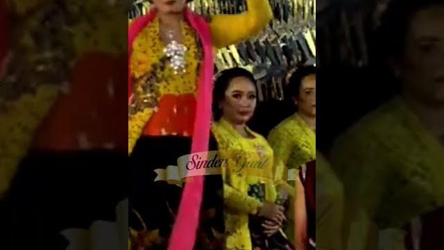 Goyang panas dari seorang sinden, ada yang kenal? Goyang panas dari seorang sinden, ada yang kenal?