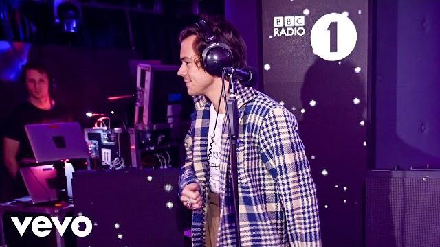Harry styles - juice (lizzo cover) in the live lounge Harry styles - juice (lizzo cover) in the live lounge