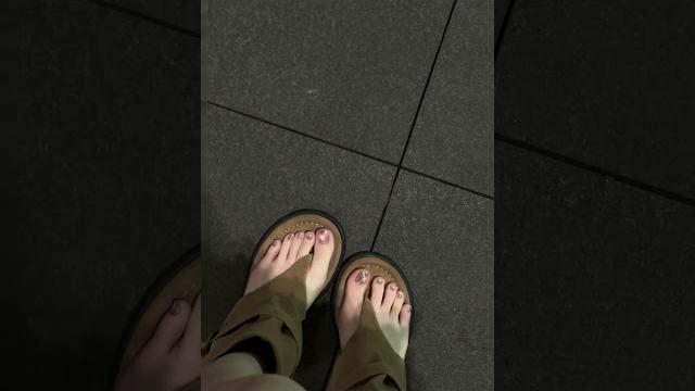 Super shiny foot manicure | my sparkling toenails up close #chictoes #heelsforher #footmanicure Super shiny foot manicure | my sparkling toenails up close #chictoes #heelsforher #footmanicure