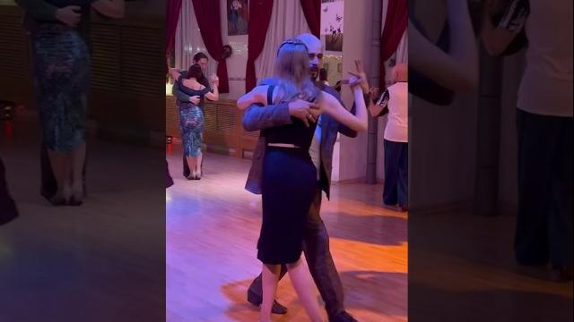 Frozen streets, hot tango! this is pure magic #tangointhesnow #danceshorts #wintertango #trendingnow Frozen streets, hot tango! this is pure magic #tangointhesnow #danceshorts #wintertango #trendingnow