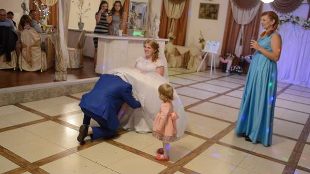Ведущая любовь смирнова, одесса - жених снимает подвязку Ведущая любовь смирнова, одесса - жених снимает подвязку