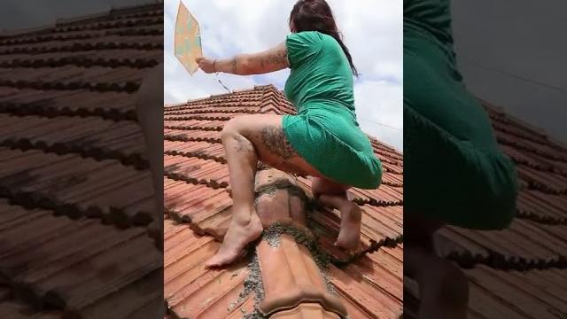 Kadın çatıda etek havada :) Kadın çatıda etek havada :)