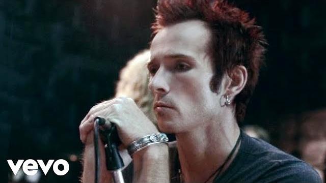 Velvet revolver - fall to pieces (official video) Velvet revolver - fall to pieces (official video)