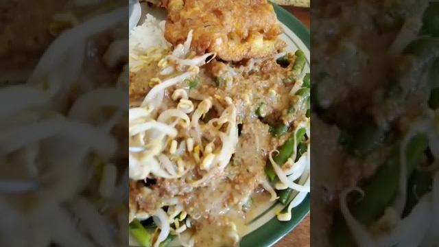 Nasi pecel, mix vegetables with peanut sauces Nasi pecel, mix vegetables with peanut sauces