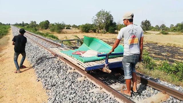 Bamboo train. бамбуковый поезд. Bamboo train. бамбуковый поезд.