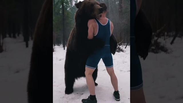 Борется с медведем!! #shorts Борется с медведем!! #shorts