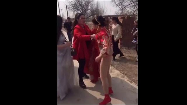 婚闹玩过头! 新娘怒露下身 与婆家格斗 婚闹玩过头! 新娘怒露下身 与婆家格斗