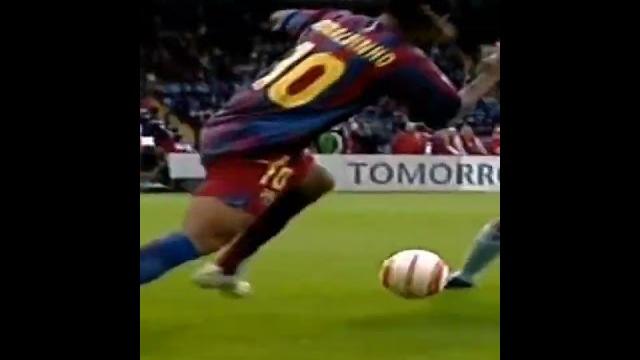 Ronaldinho pass Ronaldinho pass