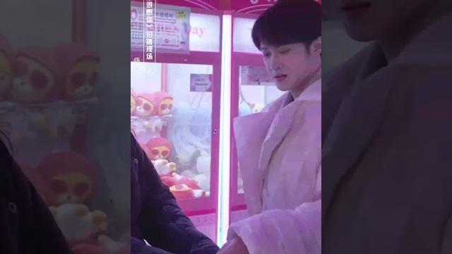 《很想很想你》拍摄花絮 檀健次和周也一起夹娃娃 #很想很想你 #檀健次 #周也 #shorts 《很想很想你》拍摄花絮 檀健次和周也一起夹娃娃 #很想很想你 #檀健次 #周也 #shorts