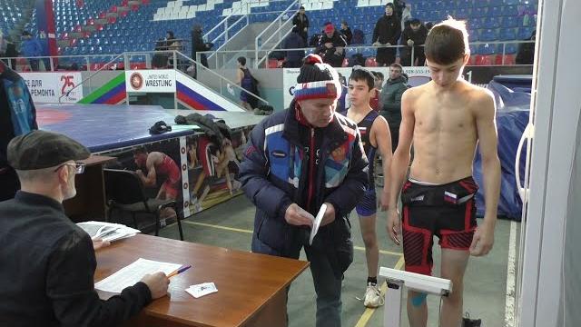 Взвешивание борцов до 48 кг. Взвешивание борцов до 48 кг.