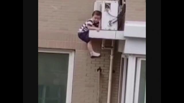 Man catches toddler falling from fifth floor in china Man catches toddler falling from fifth floor in china