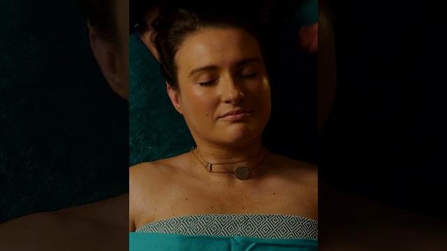 Neck massage that gave her goosebumps Neck massage that gave her goosebumps
