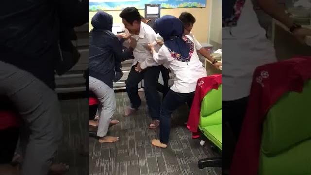 Dikerjain rame-rame sama teman sekantor Dikerjain rame-rame sama teman sekantor