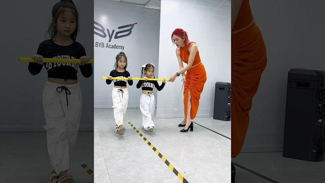 Training catwalk for two adorable child models | luyện catwalk cho hai mẫu nhí đáng yêu Training catwalk for two adorable child models | luyện catwalk cho hai mẫu nhí đáng yêu
