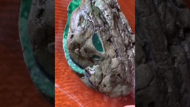 這是一塊帝王綠,同時也是一塊帝王裂,切開都不知道是該哭還是該笑了 這是一塊帝王綠,同時也是一塊帝王裂,切開都不知道是該哭還是該笑了