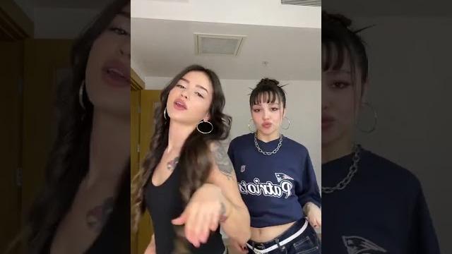 Bom de - melek gokcekk Bom de - melek gokcekk