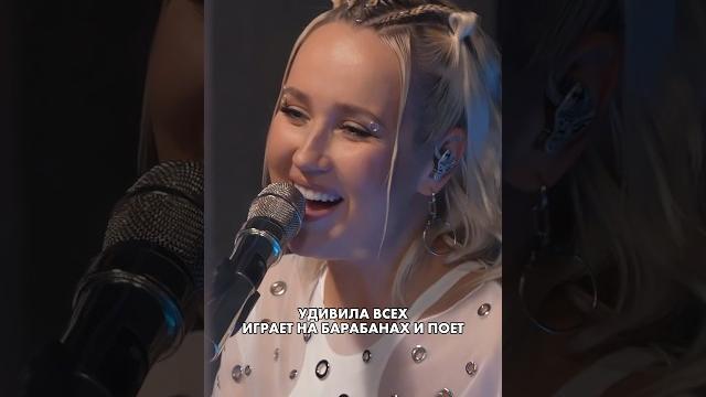 Клава кока играет на барабанах и при этом поёт Клава кока играет на барабанах и при этом поёт
