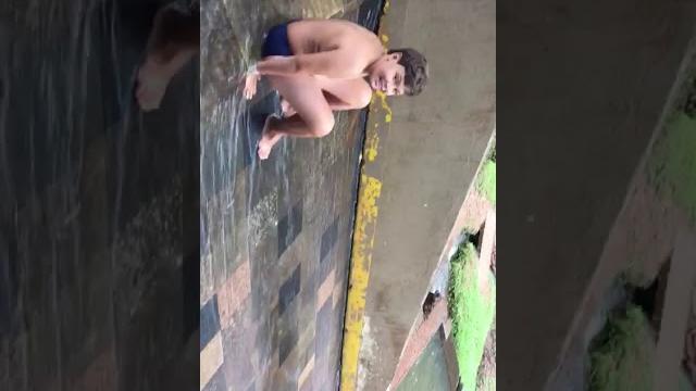 Tô de sunga na água gelada certinho kkk Tô de sunga na água gelada certinho kkk