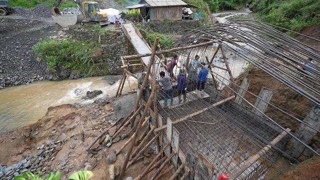 Cầu chống cáng dào (t25)| buộc sắt thân mố - làm máng bê tông qua suối chuẩn bị sẵn sàng đổ móng Cầu chống cáng dào (t25)| buộc sắt thân mố - làm máng bê tông qua suối chuẩn bị sẵn sàng đổ móng