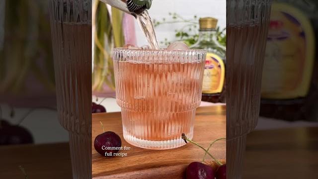 Royal flush - 3 ingredients: crown royal, peach schnapps & cranberry juice. #cocktailrecipe Royal flush - 3 ingredients: crown royal, peach schnapps & cranberry juice. #cocktailrecipe