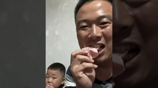 农村孩子的快乐很简单,放了学去地里刨地瓜蒸着吃这就是快乐,有父母陪伴这就是幸福!我们这里叫地瓜,你们哪里叫什么?#农村孩子的童年 #散养的娃 #农村孩子的乐趣 #这才是童年真实的样子 #无忧无虑 农村孩子的快乐很简单,放了学去地里刨地瓜蒸着吃这就是快乐,有父母陪伴这就是幸福!我们这里叫地瓜,你们哪里叫什么?#农村孩子的童年 #散养的娃 #农村孩子的乐趣 #这才是童年真实的样子 #无忧无虑